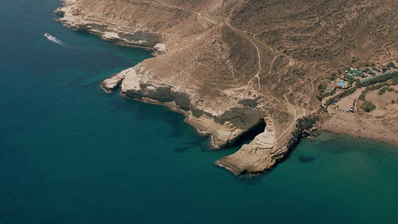 Ver las rutas en kayak transparente por Cabo de Gata, ocio, vacaciones, piragua, kayak, cala, playa, vacaciones, familia, monoparental, para ir con niños