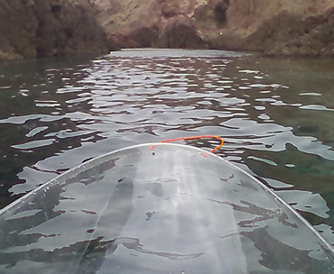 Kayaks transparentes en el Parque Natural Cabo de Gata. San José