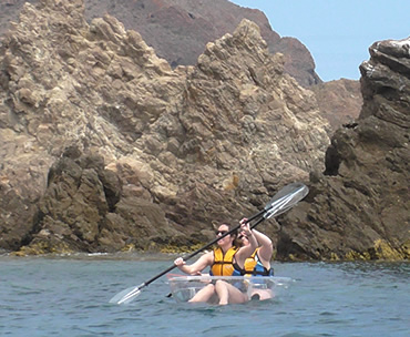 Kayaks transparentes en el Parque Natural Cabo de Gata. San José