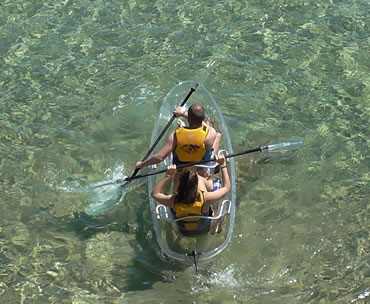 Kayaks transparentes en el Parque Natural Cabo de Gata. San José