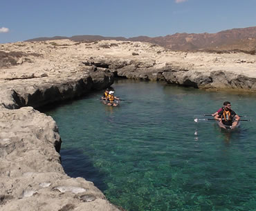 Kayaks transparentes en el Parque Natural Cabo de Gata. San José